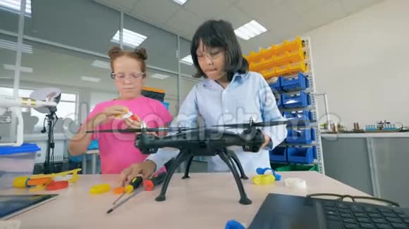 孩子们学习技术科学无人驾驶飞机直升机飞机4K视频的预览图