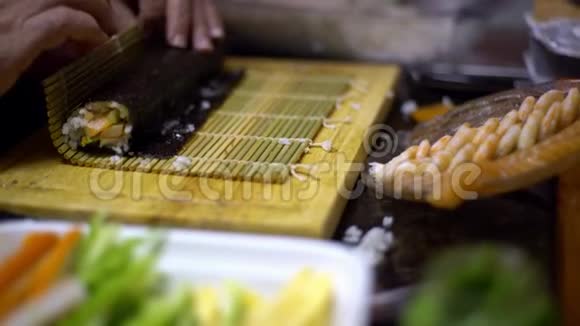 4KMakizushi在准备中自制寿司和卷的制作过程视频的预览图