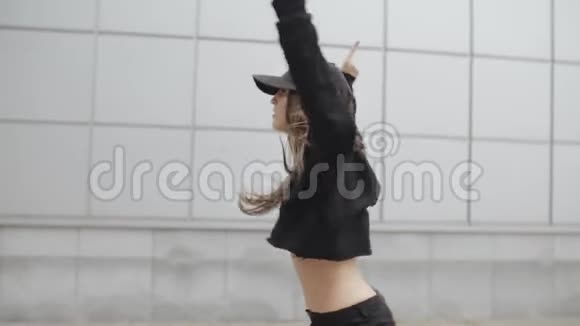 女孩跳舞和表演现代嘻哈舞摆姿势现代自由式街头城市视频的预览图