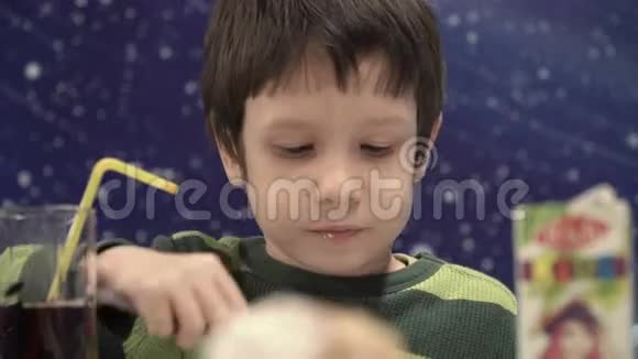 吃蛋糕的男孩视频的预览图