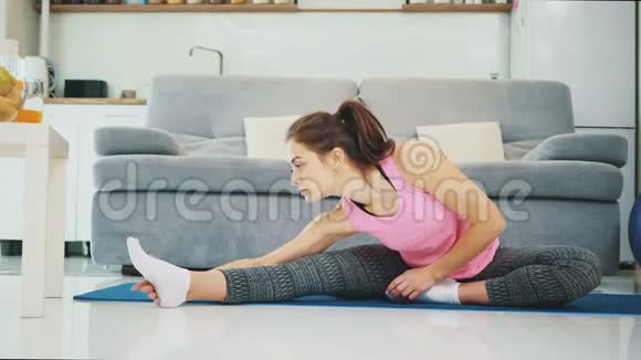 一个女孩喜欢在家健身同时微笑视频的预览图