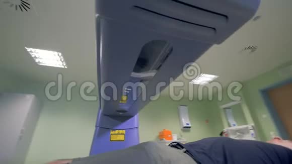 一名男性病人的核磁共振扫描过程视频的预览图