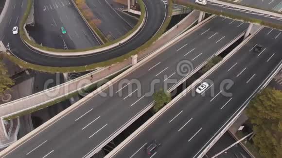 在高速公路上拍摄多层路口把无人机举起来广州视频的预览图