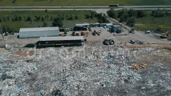 城市垃圾倾倒的鸟瞰图以食物为食的海鸥飞过它视频的预览图