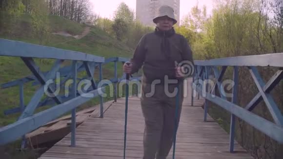 带着登山杆行走的老年活跃妇女视频的预览图