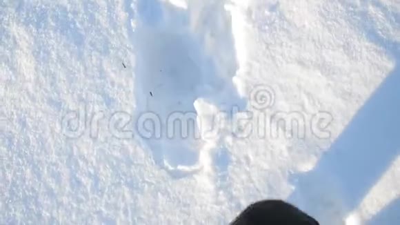 穿着靴子在雪地里行走的人视频的预览图