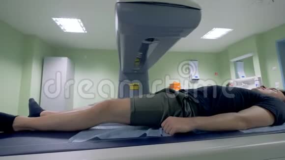 男性病人接受核磁共振扫描视频的预览图