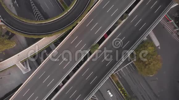垂直升降无人机在高速公路上方渐渐地城市的多层次道路交汇处进入了框架视频的预览图