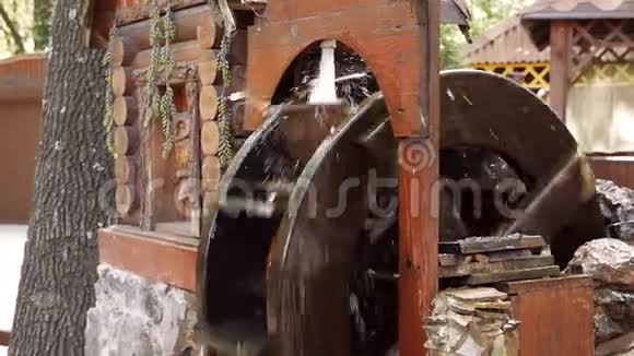 木轮利用水的力量产生能量这是一种古老的传统机构木环转动的动力视频的预览图