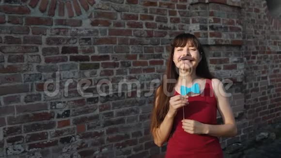 一位年轻女子脸上挂着假胡子视频的预览图