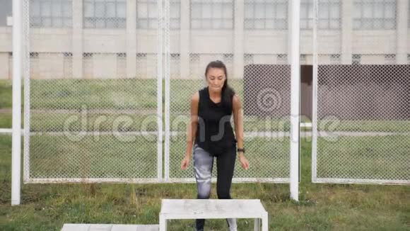 体育运动的女人在健身房做交叉健身运动站在盒子上视频的预览图