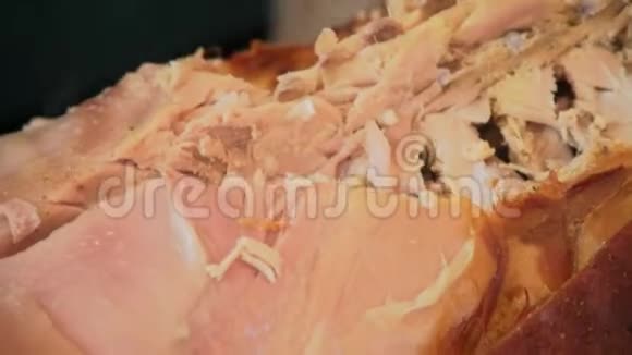 厨师煮乳猪视频的预览图