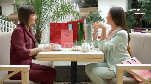 购物的生活方式快乐的女孩在咖啡馆里喝茶在季节性购物和折扣在黑色星期五视频的预览图