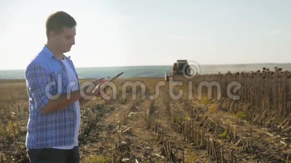 年轻农民的肖像平板电脑站在田野里概念农户食品生物产品视频的预览图