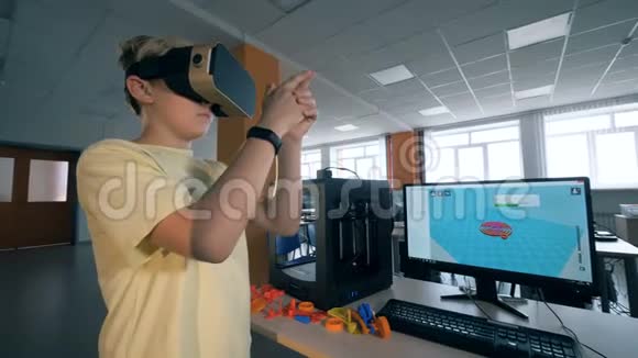 小男孩使用虚拟现实耳机进行工程机器人部分打印在3D打印机上视频的预览图