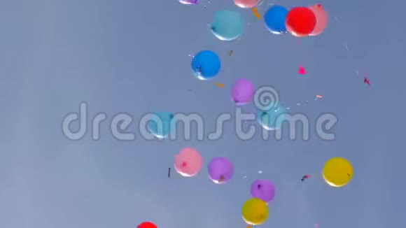 节日胶球高高地飞向天空视频的预览图