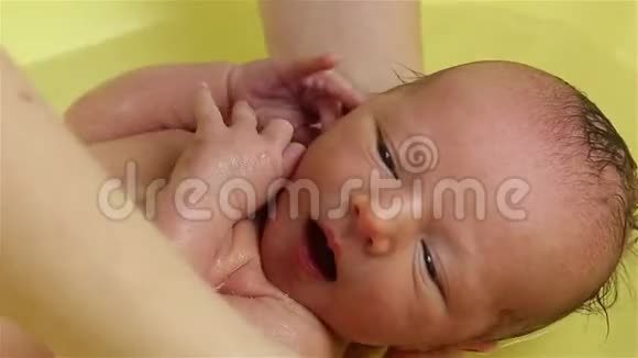给新生儿洗澡宝贝一周视频的预览图