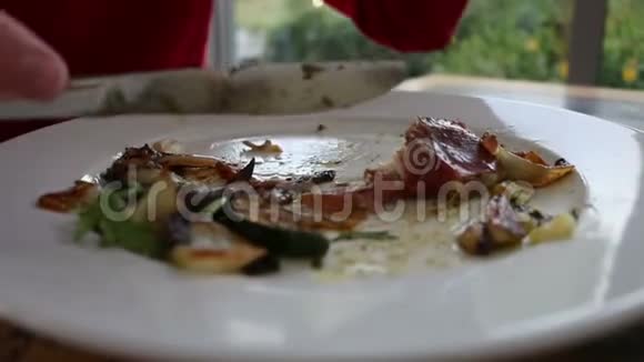 在餐馆里吃食物盘子特写猪肉配沙拉和烤土豆低角度煮视频的预览图