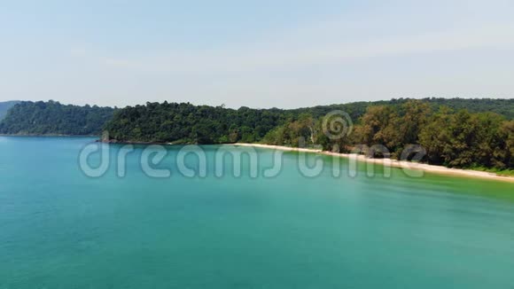 东南亚柬埔寨KohRong岛长滩顶景美丽热带岛屿的鸟瞰图视频的预览图
