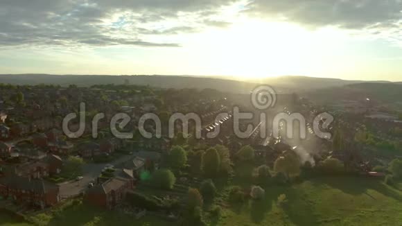 春天日落时谢菲尔德城及周边郊区的空中镜头视频的预览图