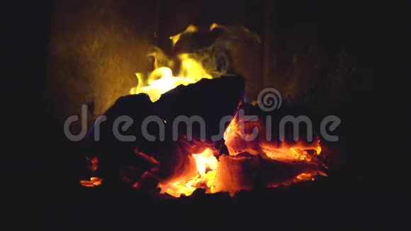 在壁炉里生火逆向慢速运动柴火在炉子里燃烧并开裂视频的预览图