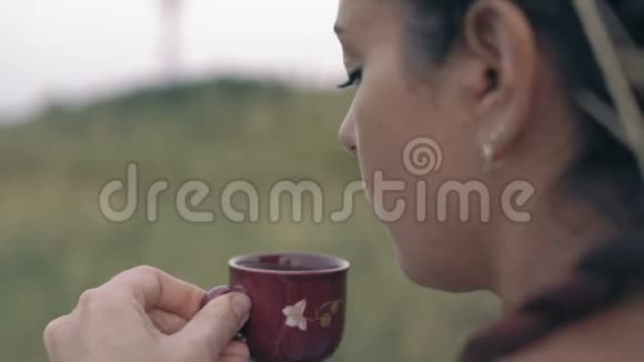 贴身女人穿着性感的衣服喝热咖啡视频的预览图