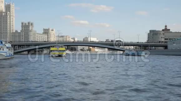 Moskva河BolshoiUstinsky桥和Kotelnicheskaya堤视频的预览图