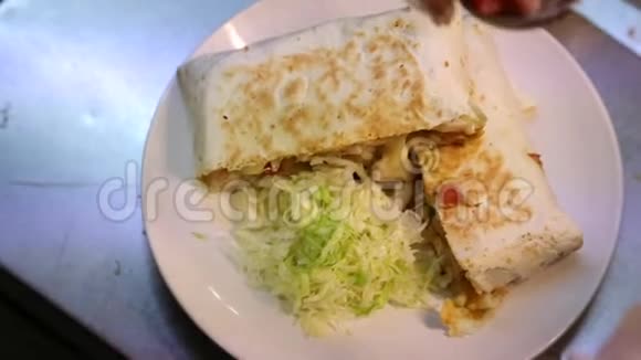 准备美味的墨西哥食物餐厅玉米饼和玉米饼视频的预览图