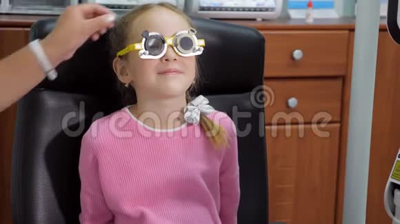 在新学年之前给一个小女孩做个眼睛测试视频的预览图