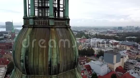 古城空中旅行全景靠近河流的古老天主教教堂中心视频的预览图