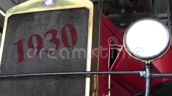 1930红色消防车前景视频的预览图