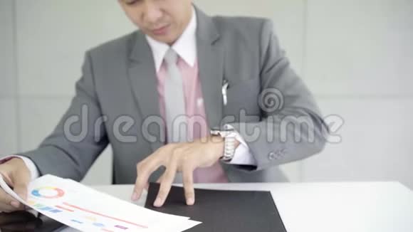 慢动作亚洲商人在办公室工作桌上有平板电脑和文件顾问律师概念视频的预览图