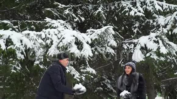 男人和女人扔雪视频的预览图