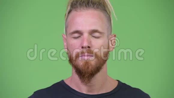 快乐英俊长着胡子的男人闭着眼睛放松视频的预览图