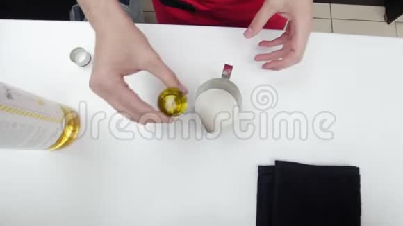 咖啡师用水罐倒出糖浆上景视频的预览图