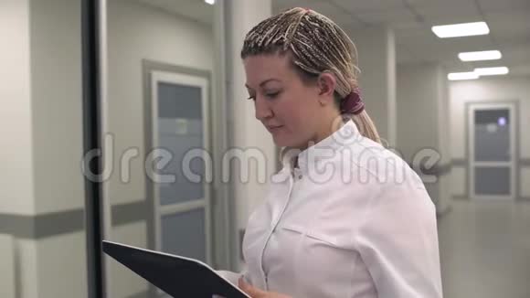 两名医生在医疗中心的走廊见面视频的预览图