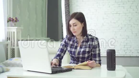 年轻女性在学习使用语音助手有一个问题视频的预览图