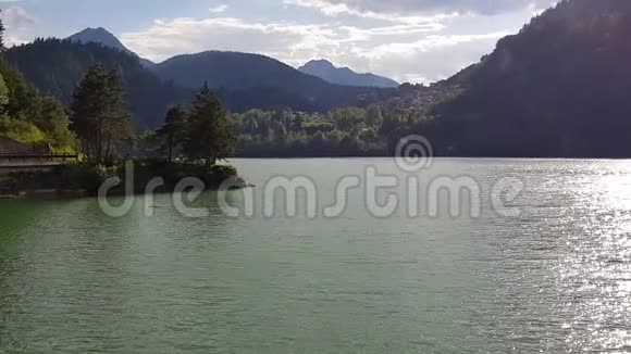 阿尔卑斯山湖景全景视频的预览图