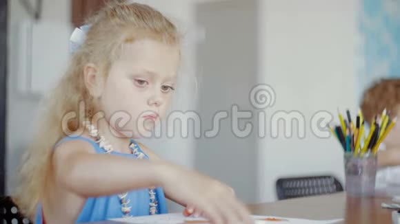 可爱的小女孩穿着蓝色的衣服模具从塑料在幼儿园视频的预览图