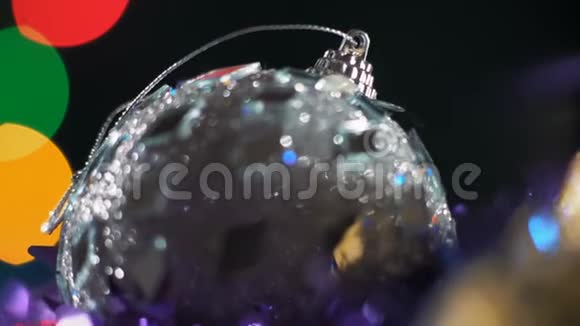 宏观圣诞树装饰旋转的背景眩光花环视频的预览图