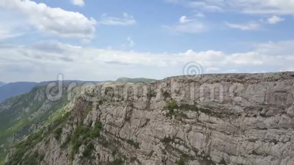 克里米亚的岩石森林和海洋的惊人空中景观沿着克里米亚山脉的悬崖飞行视频的预览图