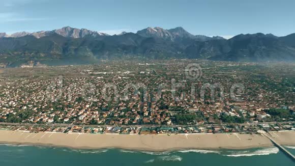 鸟瞰FortdeiMarmi海滨和山脉意大利托斯卡纳视频的预览图
