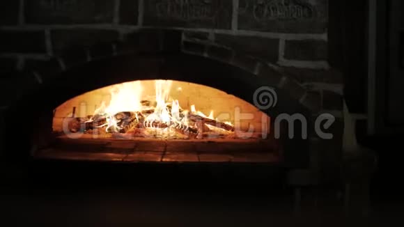 柴火烧石炉快餐是用木头烤的视频的预览图
