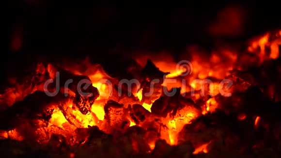 撕掉的日历在火的特写中燃烧得很漂亮视频的预览图