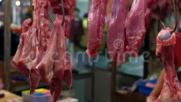 传统市场上挂在钩子上的生猪肉速度慢视频的预览图