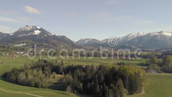 飞越靠近阿尔卑斯山的巴伐利亚风景视频的预览图