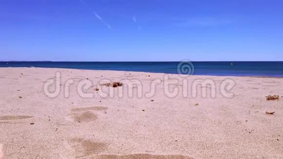 假期在阳光明媚的夏日人们可以在沙滩上享受阳光视频的预览图