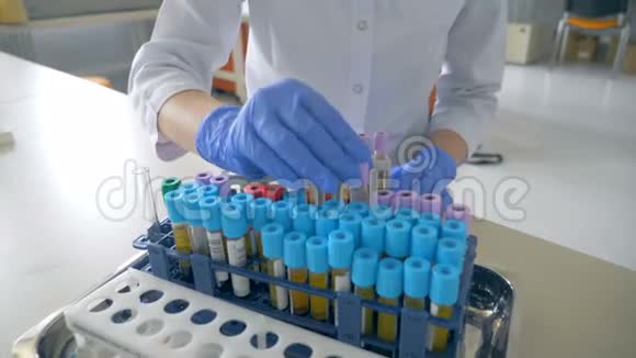 化验员把带血的管子放在架子上关上视频的预览图
