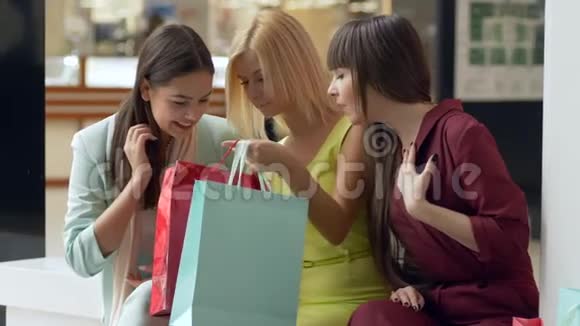 买衣服的女孩在购物一天后考虑用包裹购物视频的预览图