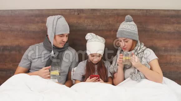 生病的母亲父亲和孩子躺在床上视频的预览图
